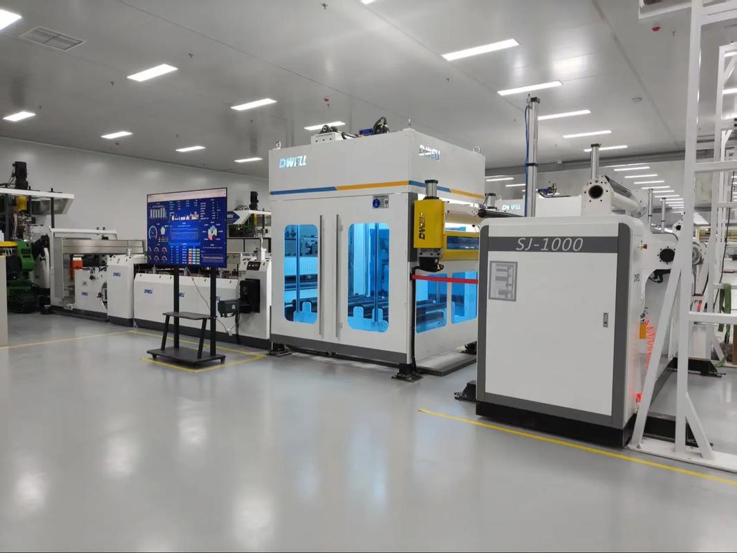 工廠設(shè)備裝機現(xiàn)場 杰偉機械熱成型吸塑與擠出生產(chǎn)設(shè)備實景展示